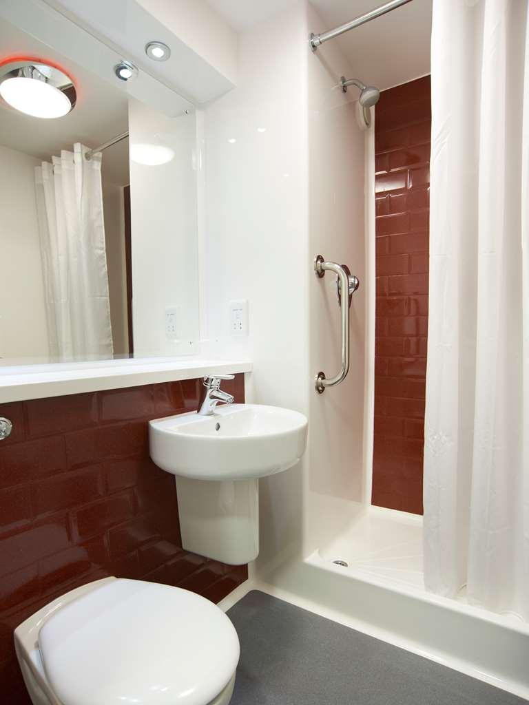 Travelodge Dundee Strathmore Avenue Room photo