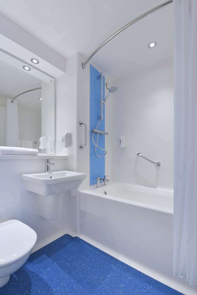 Travelodge Dundee Strathmore Avenue Room photo